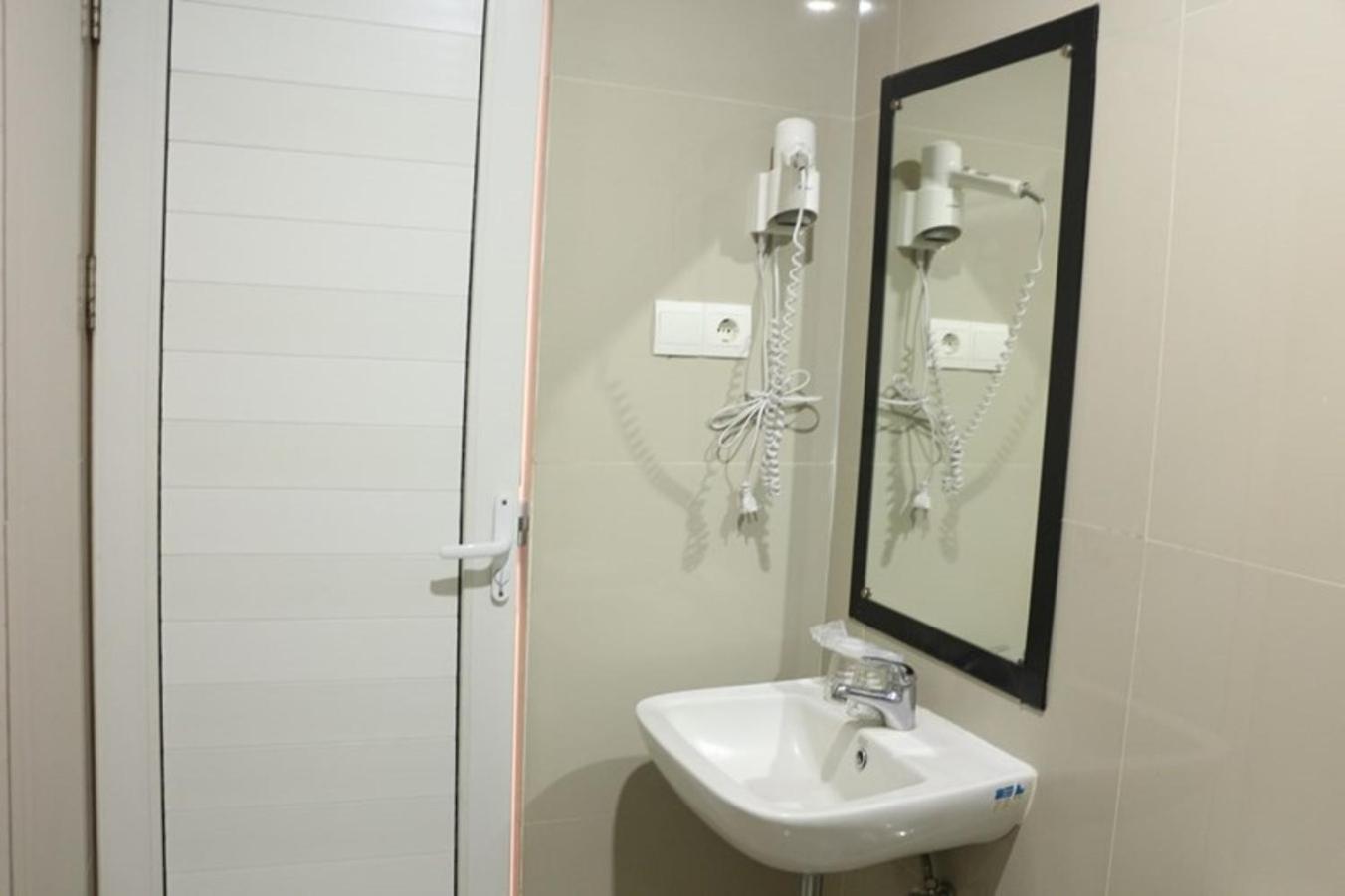 Crew Express Hotel Lubukpakam Dış mekan fotoğraf